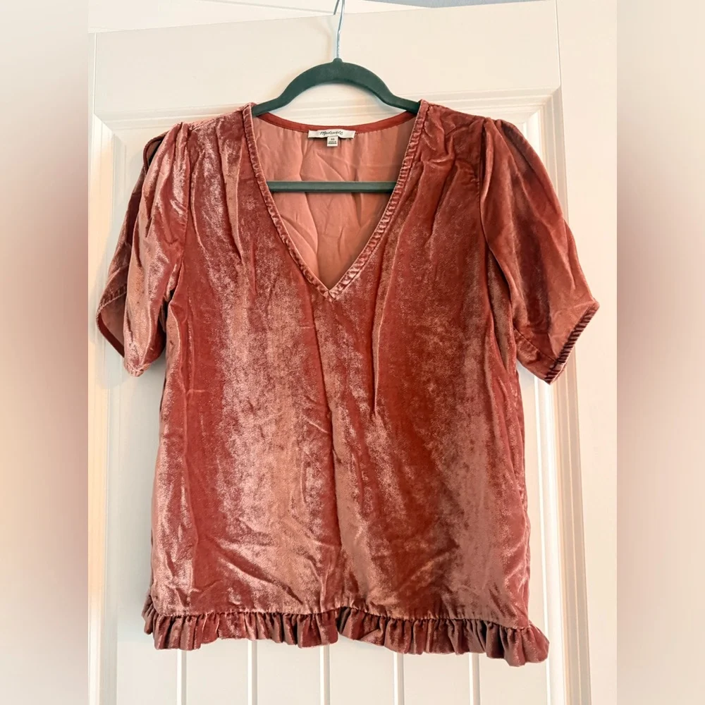 Madewell Velvet V-Neck Puff Sleeve Top in Rosewood